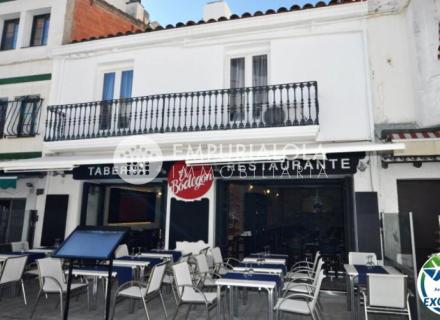Local restaurant dans le centre de roses