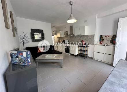 à vendre – superbe appartement rénové avec extérieur privé à empuriabrava (costa brava)