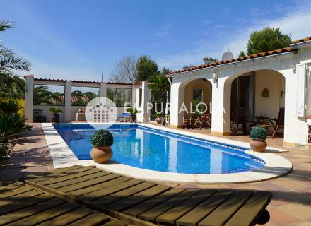 Villa rez de chaussée avec piscine