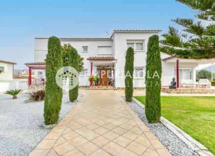 ¡propriété de rêve à mas matas, roses : maison individuelle avec grand terrain et piscine privée !