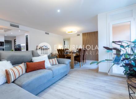 Appartement rénové avec 3 chambres à 100 m de la plage de roses.