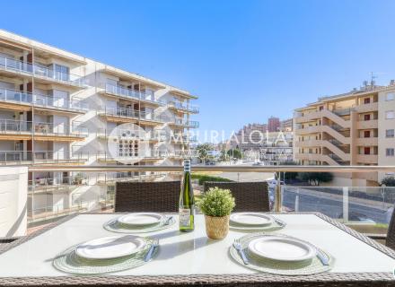 Apartamento en venta en santa margarita, roses – ¡con terraza soleada y 3 piscinas! ‍