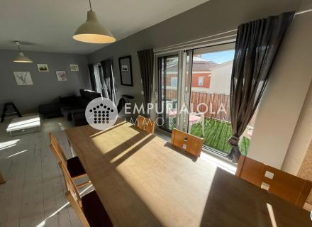 Apartamento soleado, reformado, 3 dormitorios, 2 baños a 150 m de la playa, cerca de todos los servicios.