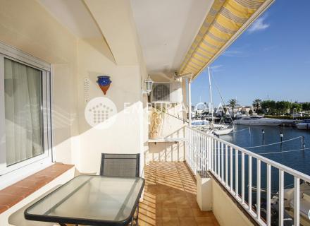 Bel appartement de vacances rénové à vendre au milieu d'empuriabrava avec une superbe vue sur le canal