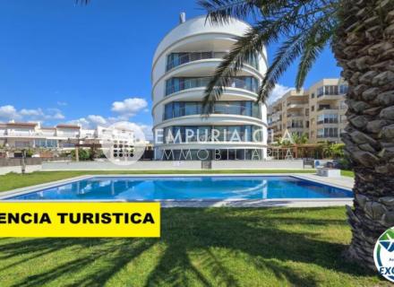 ático en 1º línea con solárium y preciosas vistas.