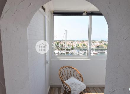 Studio en venta en port grec con impresionantes vistas a la marina y montaña