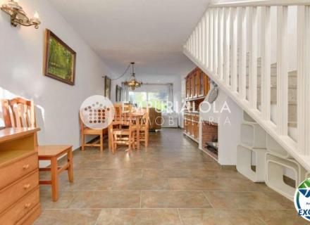 Encantadora casa adosada en residencia segura con jardín y piscina comunitaria