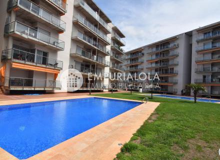 Appartement à vendre à roses, avec 55 m2, 2 chambres et 1 salle de bain, piscine, garage, débarras, ascenseur, climatisation et chauffage pompe à chaleur.