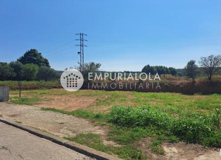 Parcela edificable en venta en els hostalets de llers – 587 m²