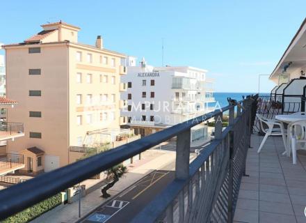 Amplio ático con gran terraza de 31 m2 a 50 m de la playa en el salatà