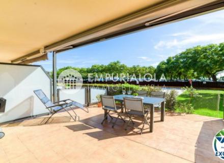 Apartamento en planta baja en primera línea de mar – zona salatar