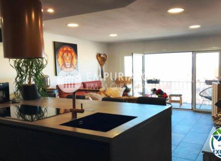 Penthouse entièrement rénové à vendre dans le centre-ville de roses, à proximité de la plage