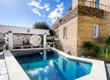 Charmante maison individuelle avec piscine à mas oliva, roses
