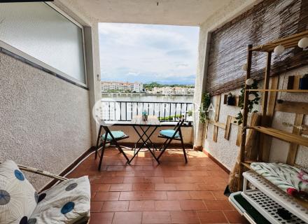 Apartamento de 1 dormitorio con vistas al lago y plaza de aparcamiento privada – empuriabrava