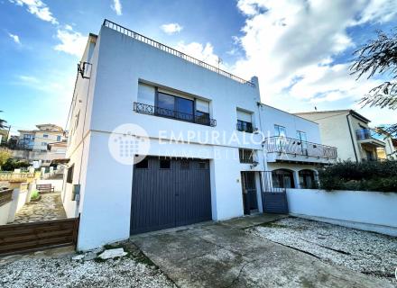 Maison charmante avec un grand potentiel à llançà. licence touristique