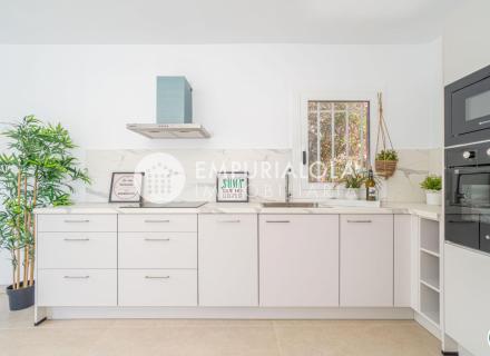 Appartement rénové à roses, à seulement 30 mètres de la plage