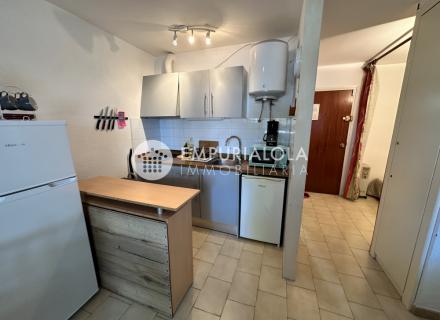 Apartamento con dormitorio + cabina, parking y trastero – ¡en el centro de empuriabrava!