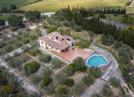 Magnifica vivienda sobre un terreno de 2 has en sant climent sescebes