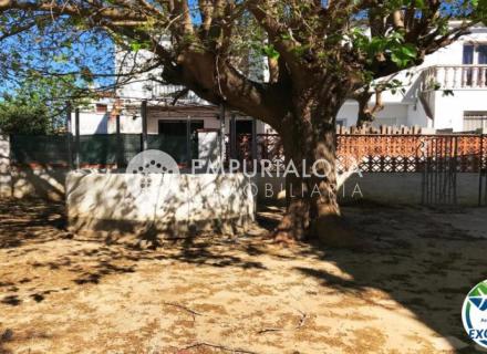 Votre prochain projet à empuriabrava : maison avec jardin et fort potentiel