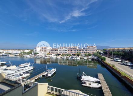 Apartamento en empuriabrava con vistas al puerto y amarre privado