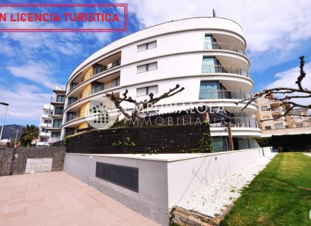 ático en 1º línea con solárium, preciosas vistas y licencia turística.
