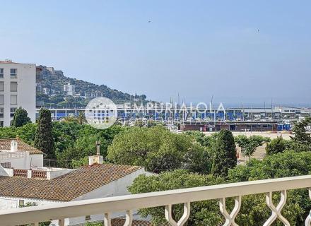 à vendre – appartement vue mer au cœur de roses avec terrasse sur le toit et dépendance aménagée