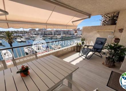 Port grec appartement exclusif rénové avec vue panoramique sur la mer et le canal
