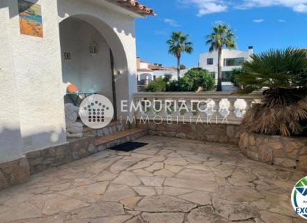Casa semi adosada en empuriabrava a reformar, con amarre privado y amplia terraza