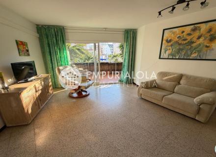 Amplio y luminoso apartamento situado a pocos pasos de la playa, ideal para disfrutar del mar y de todos los servicios de la zona.