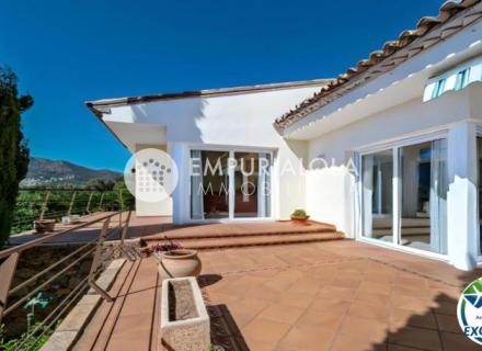 Els grecs villa exclusive de 348 m² avec grand jardin sur un vaste terrain de 755 m²