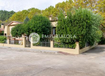 Casa con encanto junto al río en sant llorenç de la muga – ¡ideal como vivienda o proyecto turístico!