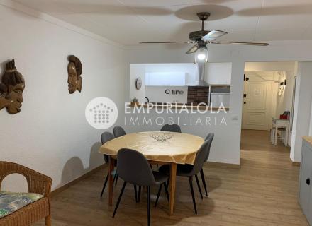 Apartamento de 3 dormitorios con licencia turística en el centro de rosas