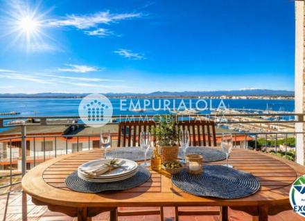 Propriété exclusive offrant une vue panoramique sur la mer et le port de roses