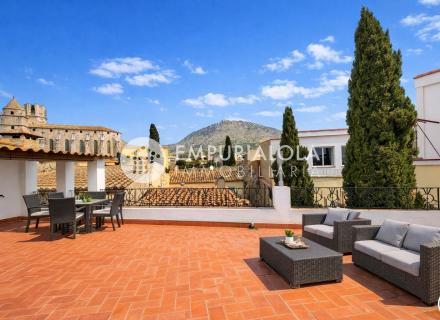 Maison avec une vue imprenable au centre de torroella de montgrí.