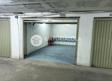 Garaje cerrado en roses