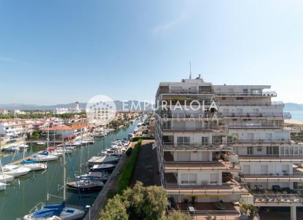 Dúplex con vistas al mar y al canal, a tan solo 100 m de la playa de empuriabrava