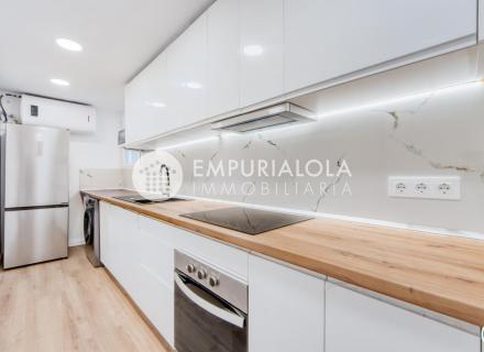 Piso completamente reformado con aparcamiento a solo 100 metros de la playa y vistas al mar.