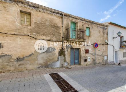 Authenticité et potentiel : maison de village avec 