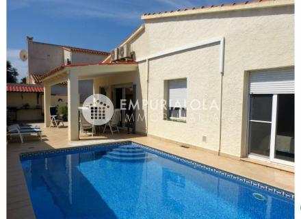 Charmante et moderne villa de plain pied sur grand terrain et piscine , plein sud