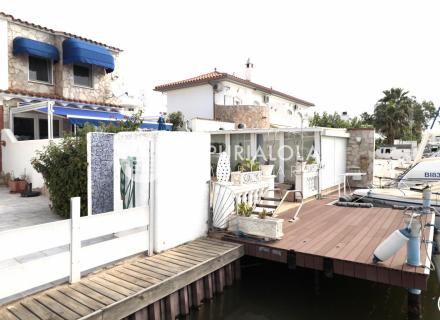 Maison à vendre avec grand amarrage à santa margarita, roses