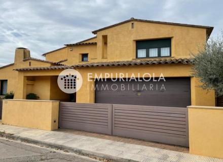 Grande villa à vendre à la bisbal d'empordà.