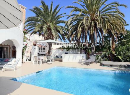 Villa sur le canal avec 12 m d´amarrage, avec appartement d´invité