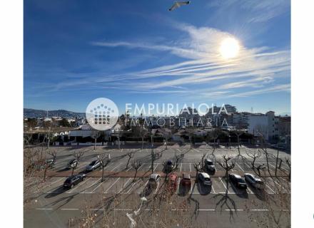 Piso completamente reformado de 47 m2 en venta en el centro de empuriabrava.