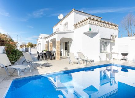 Preciosa casa con piscina en el centro de empuriabrava