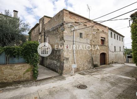 Casa del siglo xix con amplio terreno en palau de santa eulalia