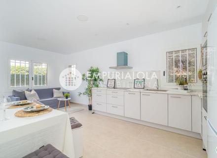 Apartamento reformado en roses, a solo 30 metros de la playa