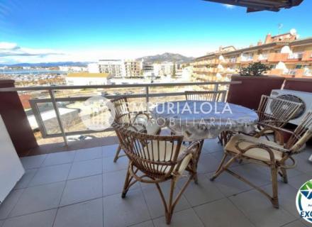 Port roses appartement confortable de deux chambres avec terrasse, vue sur la mer et parking extérieur en option