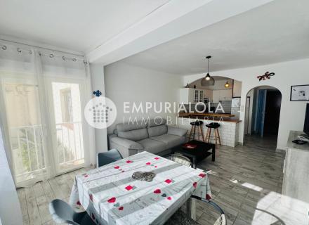 Apartamento reformado a pasos del mar con licencia turística y plaza de aparcamiento.