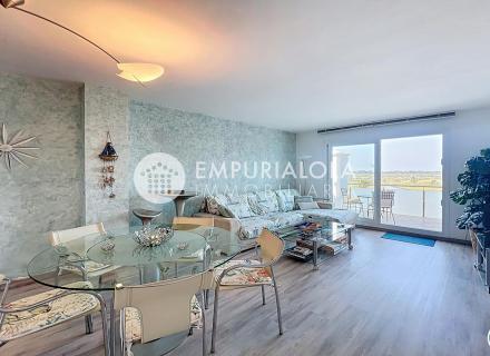 à vendre – superbe atico avec double terrasse, 3 chambres et vue dégagée à santa margarita (roses)
