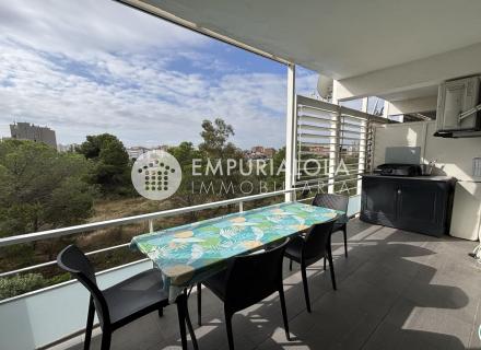 Apartamento renovado con licencia turística, terraza y piscina
